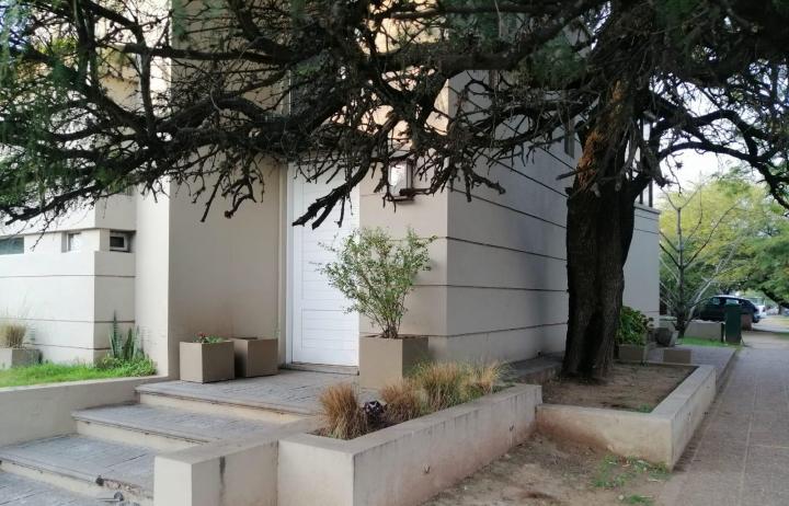 Casa 3 Dormitorios en Celso Barrios  Jardines del Jockey, Córdoba Capital