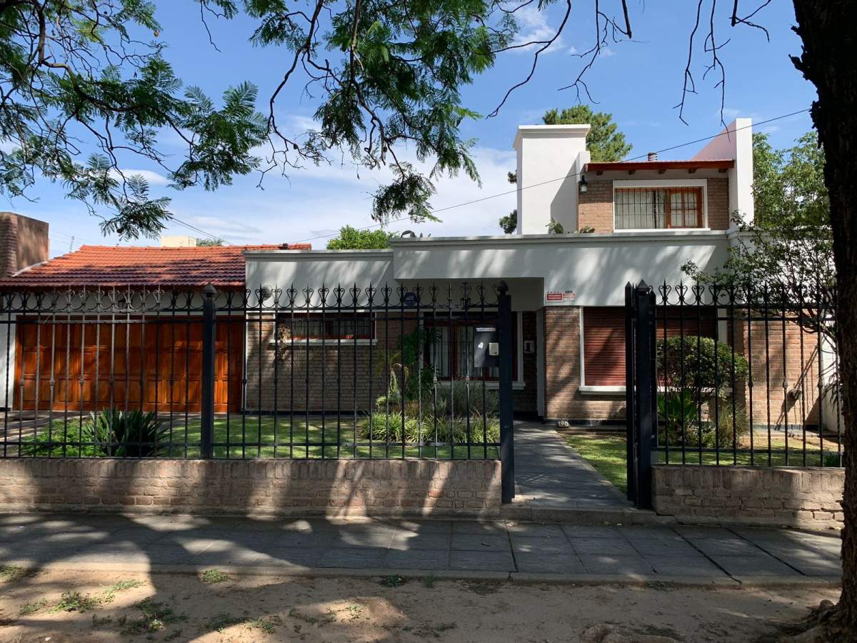 Vendo Excelente propiedad 4 dor. 3 baños. pileta