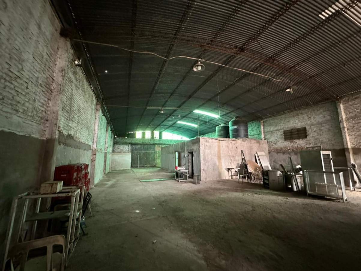 GALPON CON LOTE EN ALQUILER ZONA MERCADO DE ABASTO