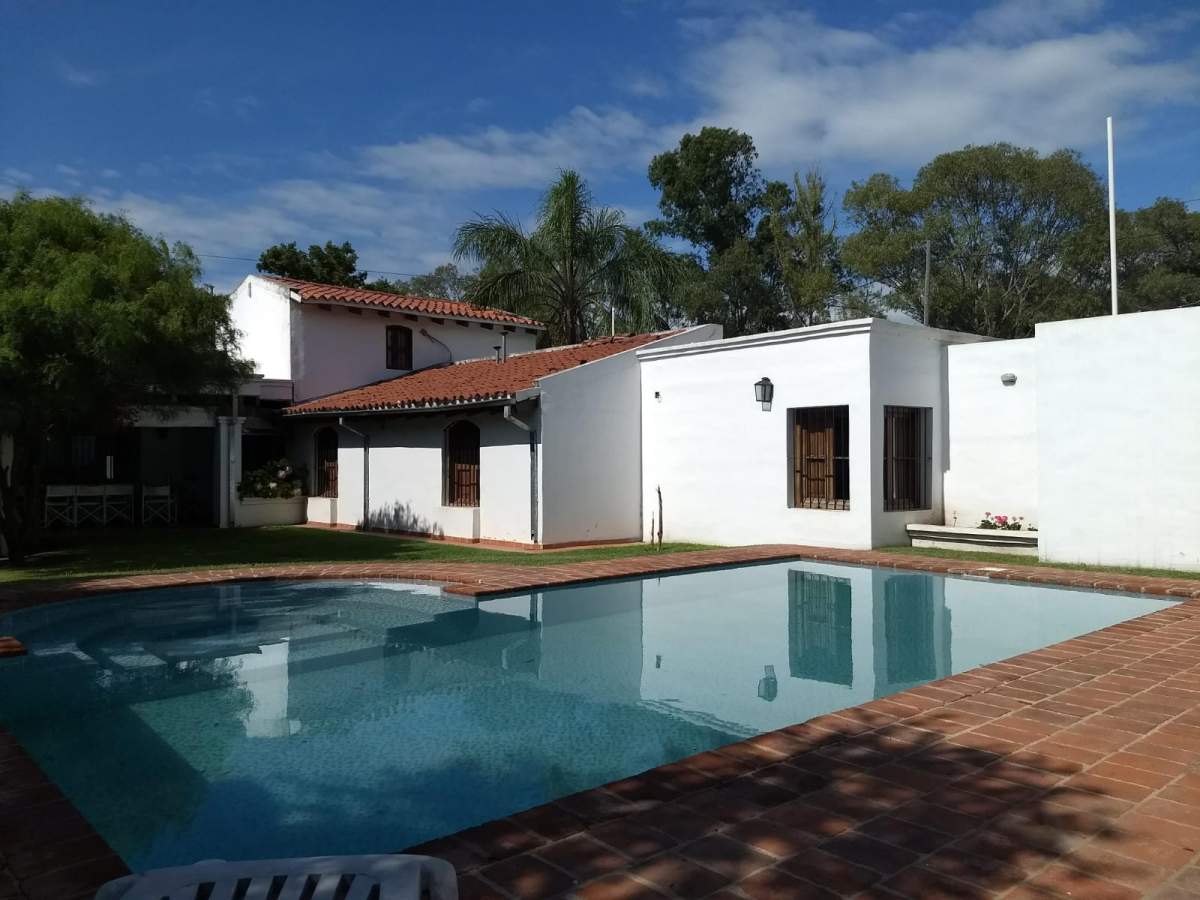 ARGUELLO AMPLIA  PROPIEDAD DESARROLLADA EN UNA PLANTA 3 DORM  ESCRITOTIO - GALERÍA- PILETA