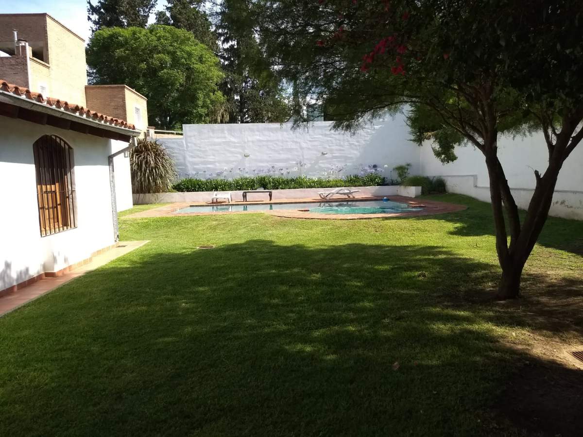 ARGUELLO AMPLIA  PROPIEDAD DESARROLLADA EN UNA PLANTA 3 DORM  ESCRITOTIO - GALERÍA- PILETA