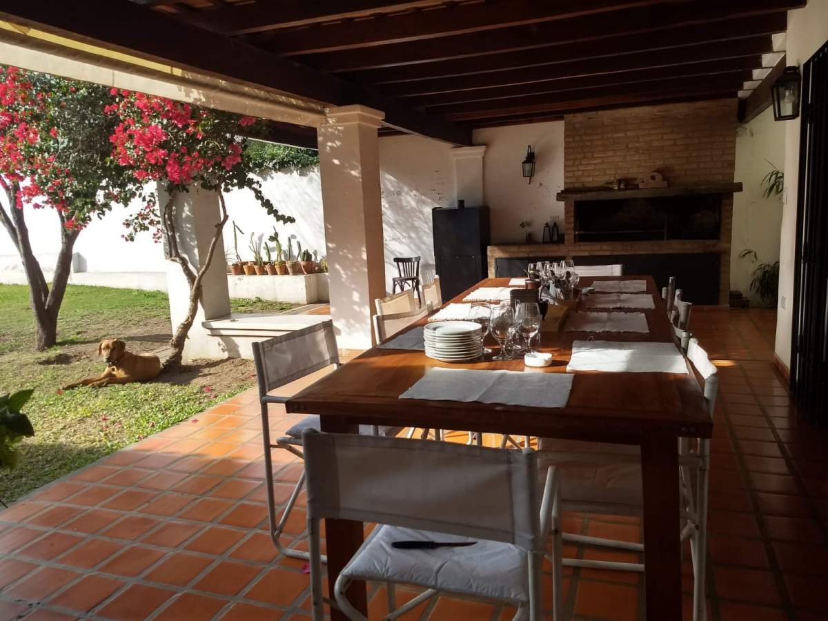 ARGUELLO AMPLIA  PROPIEDAD DESARROLLADA EN UNA PLANTA 3 DORM  ESCRITOTIO - GALERÍA- PILETA