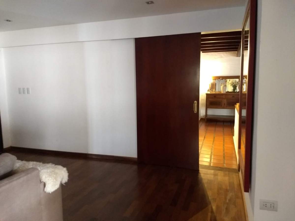 ARGUELLO AMPLIA  PROPIEDAD DESARROLLADA EN UNA PLANTA 3 DORM  ESCRITOTIO - GALERÍA- PILETA