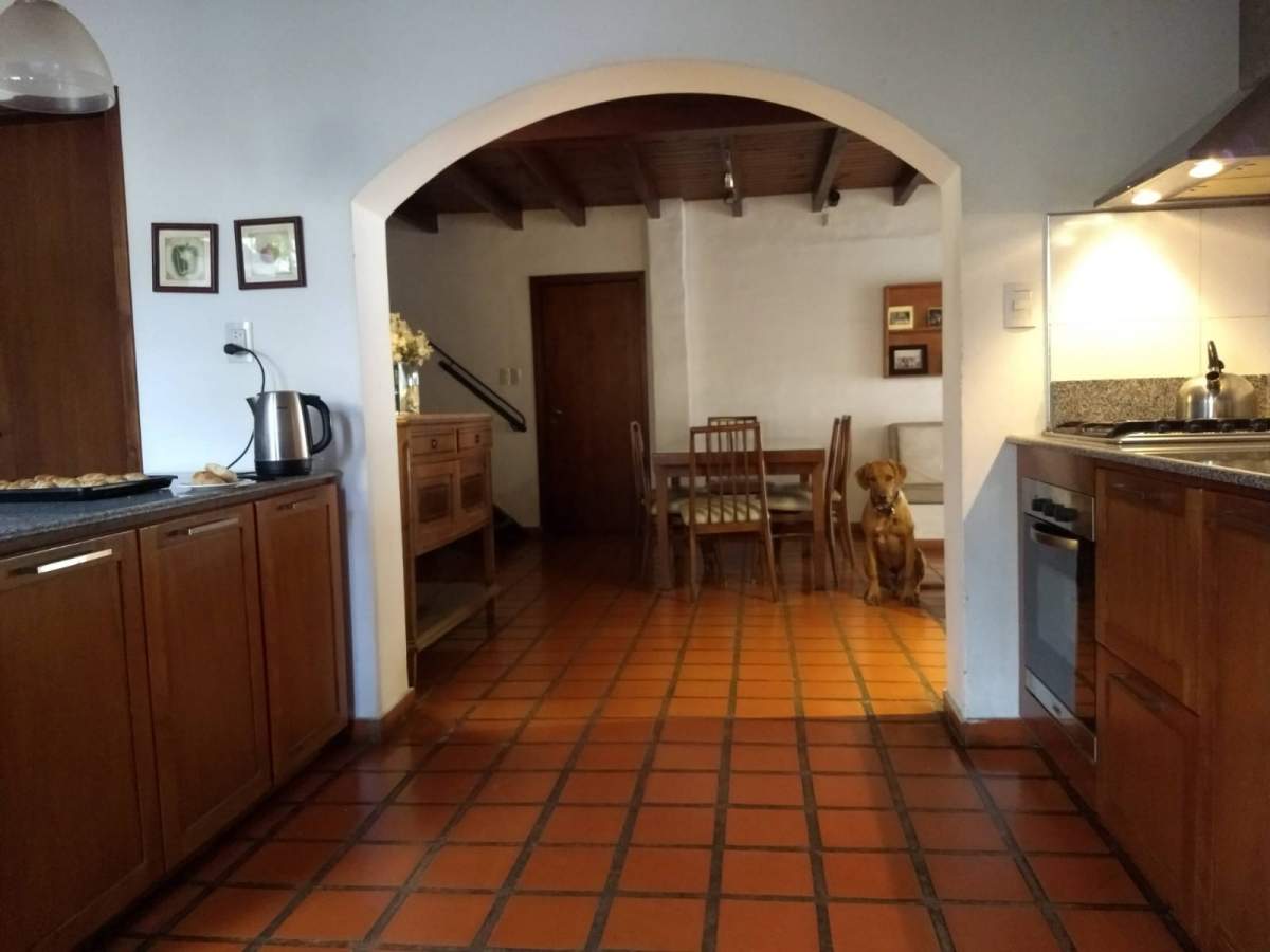 ARGUELLO AMPLIA  PROPIEDAD DESARROLLADA EN UNA PLANTA 3 DORM  ESCRITOTIO - GALERÍA- PILETA
