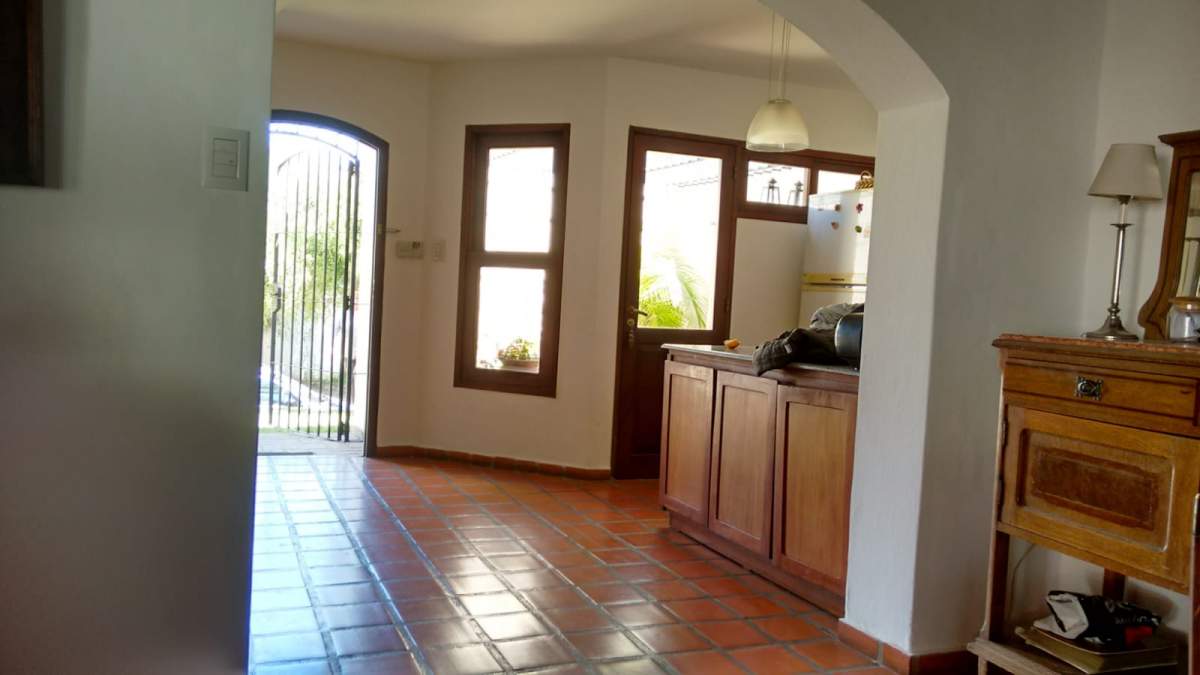ARGUELLO AMPLIA  PROPIEDAD DESARROLLADA EN UNA PLANTA 3 DORM  ESCRITOTIO - GALERÍA- PILETA