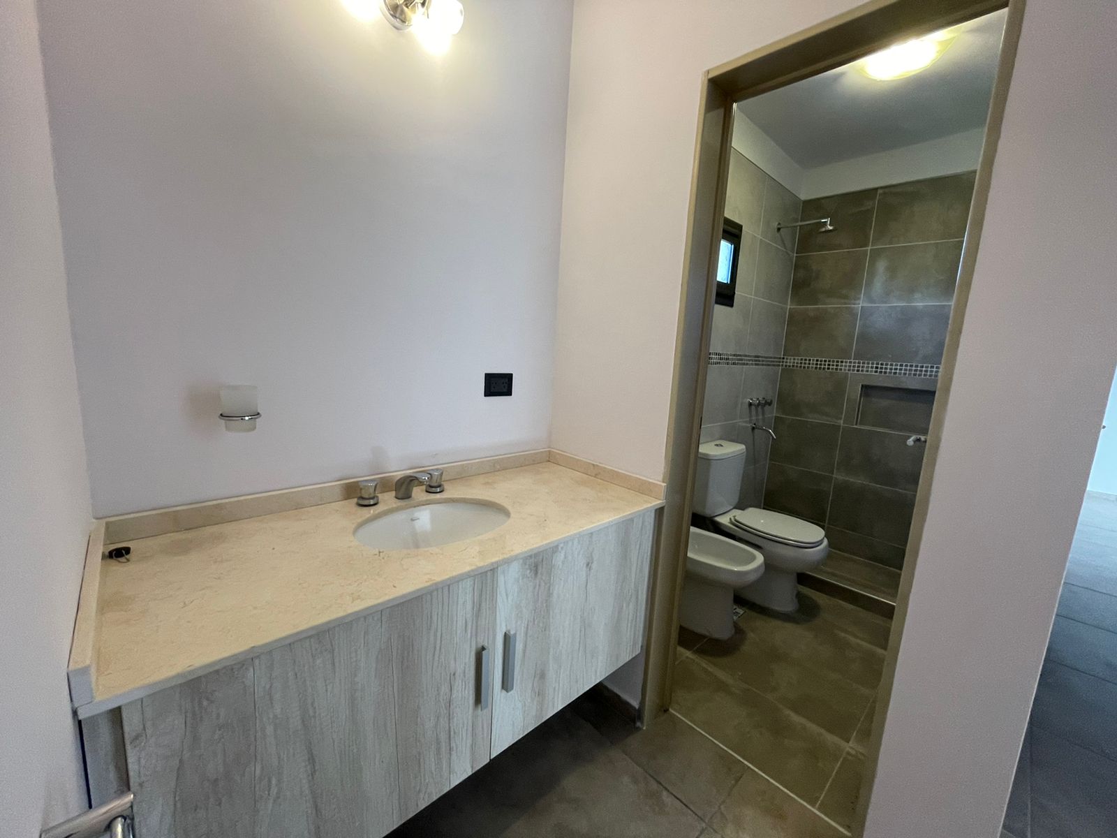 DEPARTAMENTO CÉNTRICO EN VILLA CARLOS PAZ DE CATEGORÍA EN VENTA