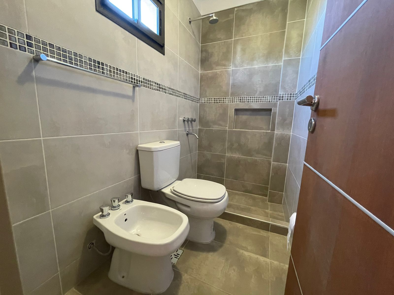 DEPARTAMENTO CÉNTRICO EN VILLA CARLOS PAZ DE CATEGORÍA EN VENTA