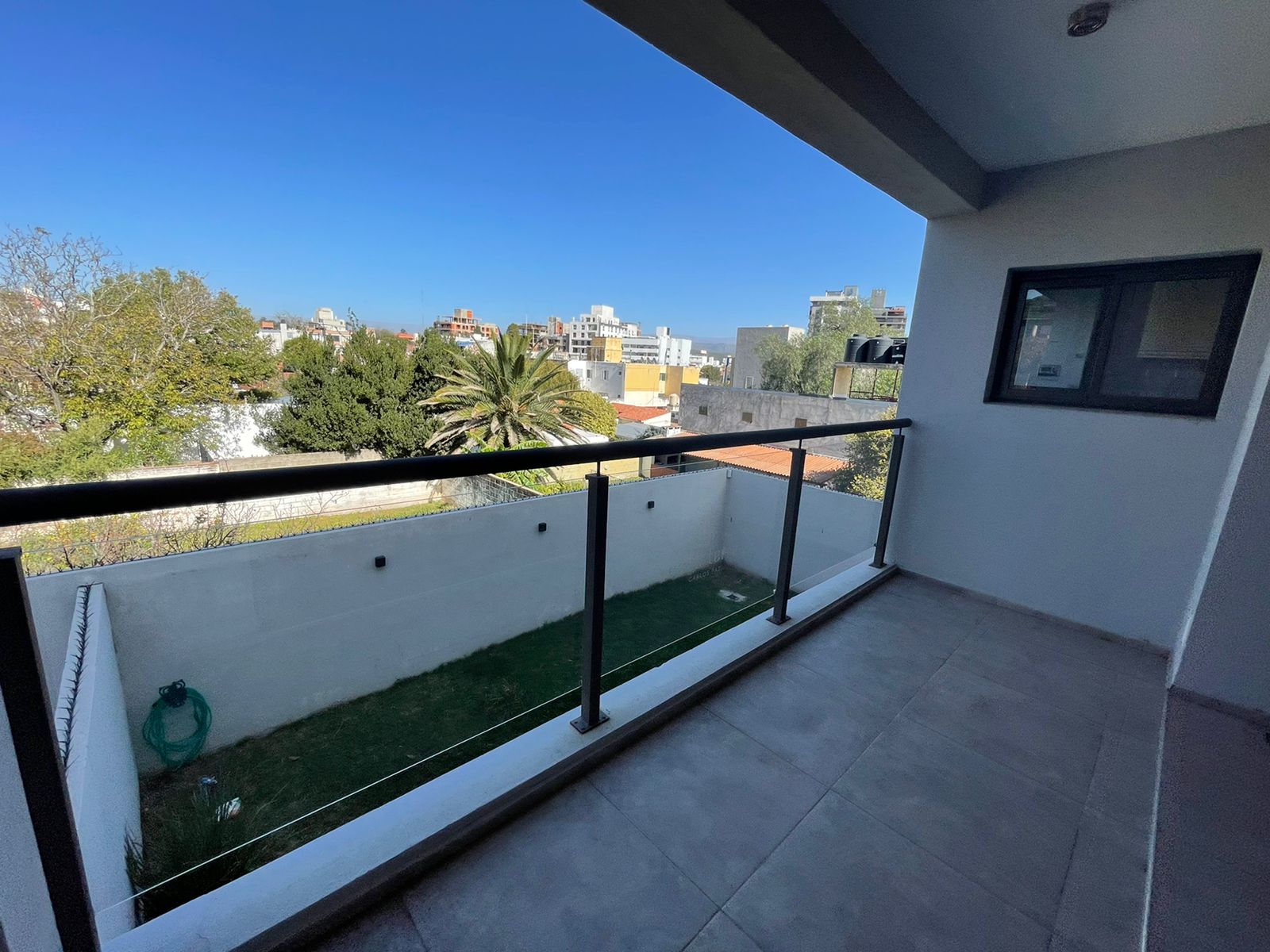 DEPARTAMENTO CÉNTRICO EN VILLA CARLOS PAZ DE CATEGORÍA EN VENTA