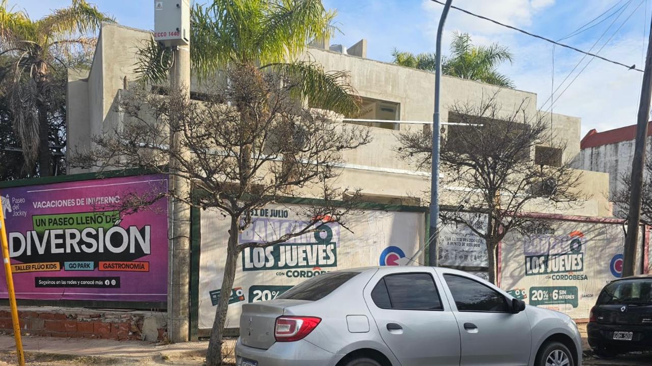 Alquilo locales comerciales - Frente a la Clínica Vélez Sarsfield- Barrio Parque Vélez Sarsfield
