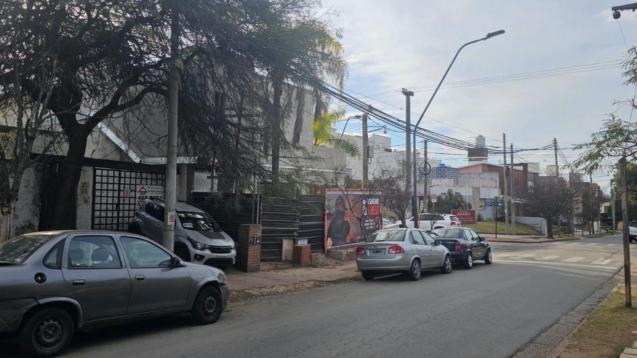 Alquilo locales comerciales - Frente a la Clínica Vélez Sarsfield- Barrio Parque Vélez Sarsfield