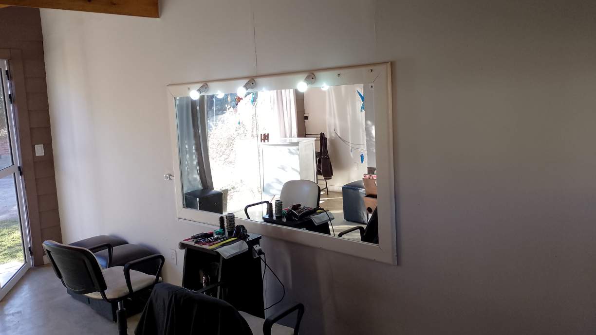 NEGOCIO DE BELLEZA LLAVE EN MANO EN SANTA MÓNICA: PELUQUERÍA EN FUNCIONAMIENTO