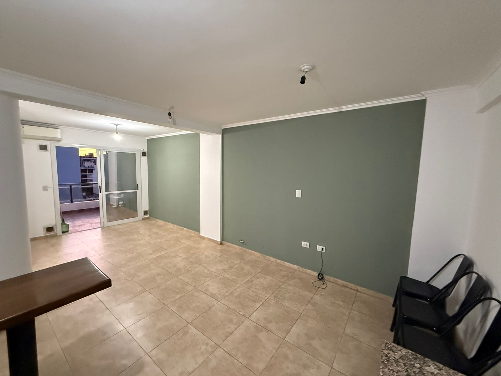 Excelente Ubicación - Amplio Balcón - Muy Bonito!!