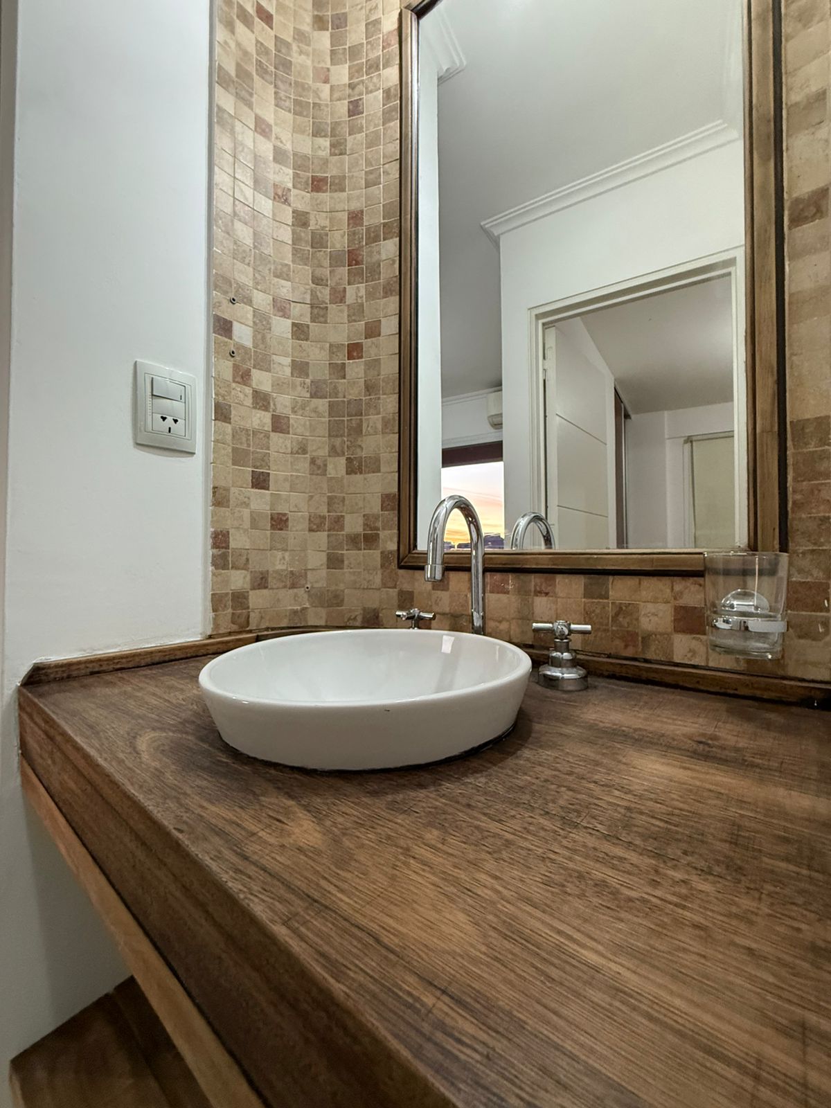 Excelente Ubicación - Amplio Balcón - Muy Bonito!!