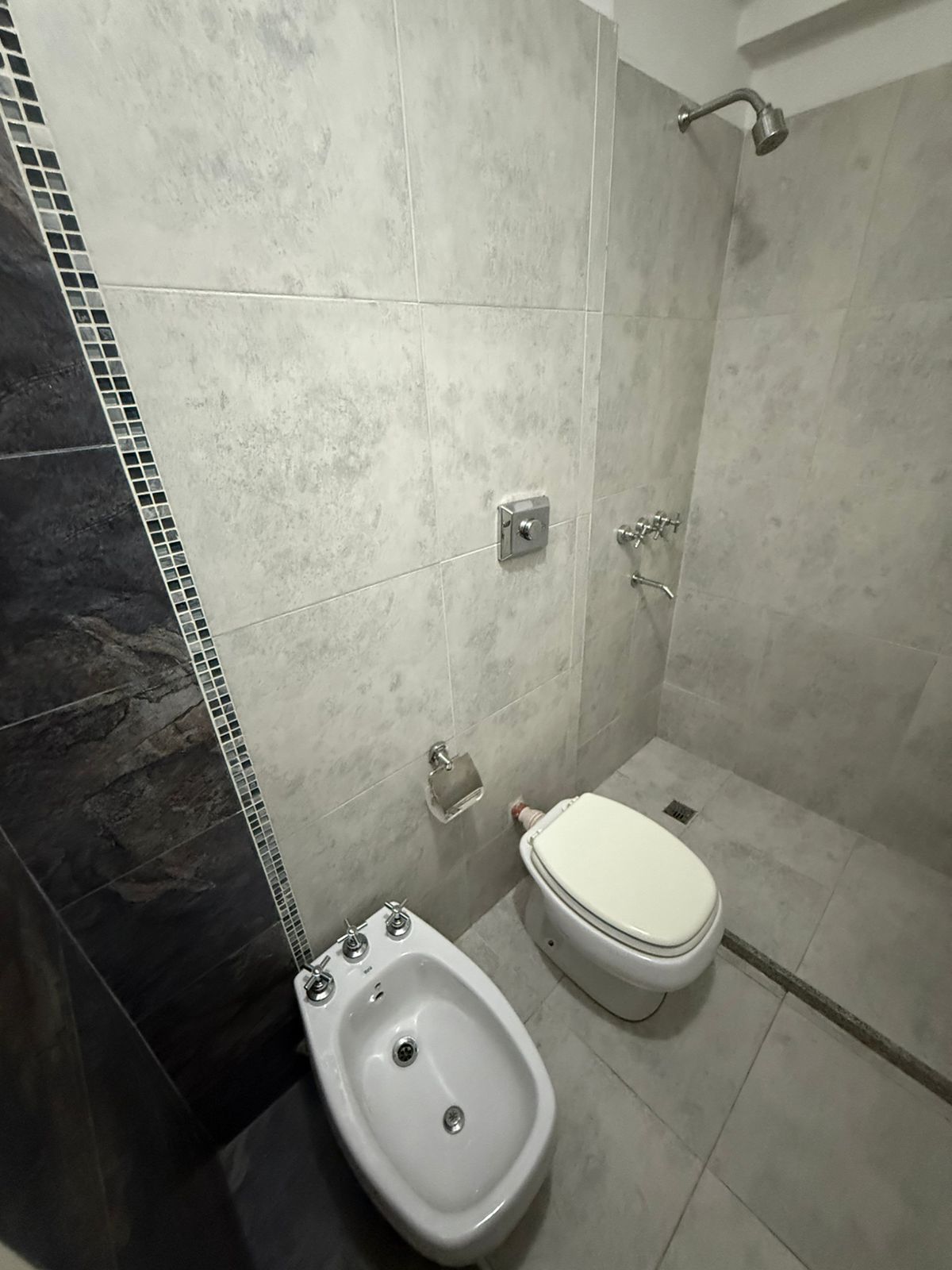 Excelente Ubicación - Amplio Balcón - Muy Bonito!!