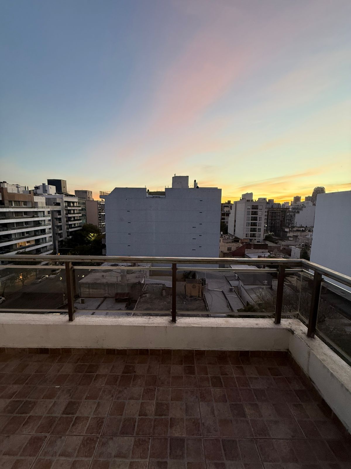 Excelente Ubicación - Amplio Balcón - Muy Bonito!!