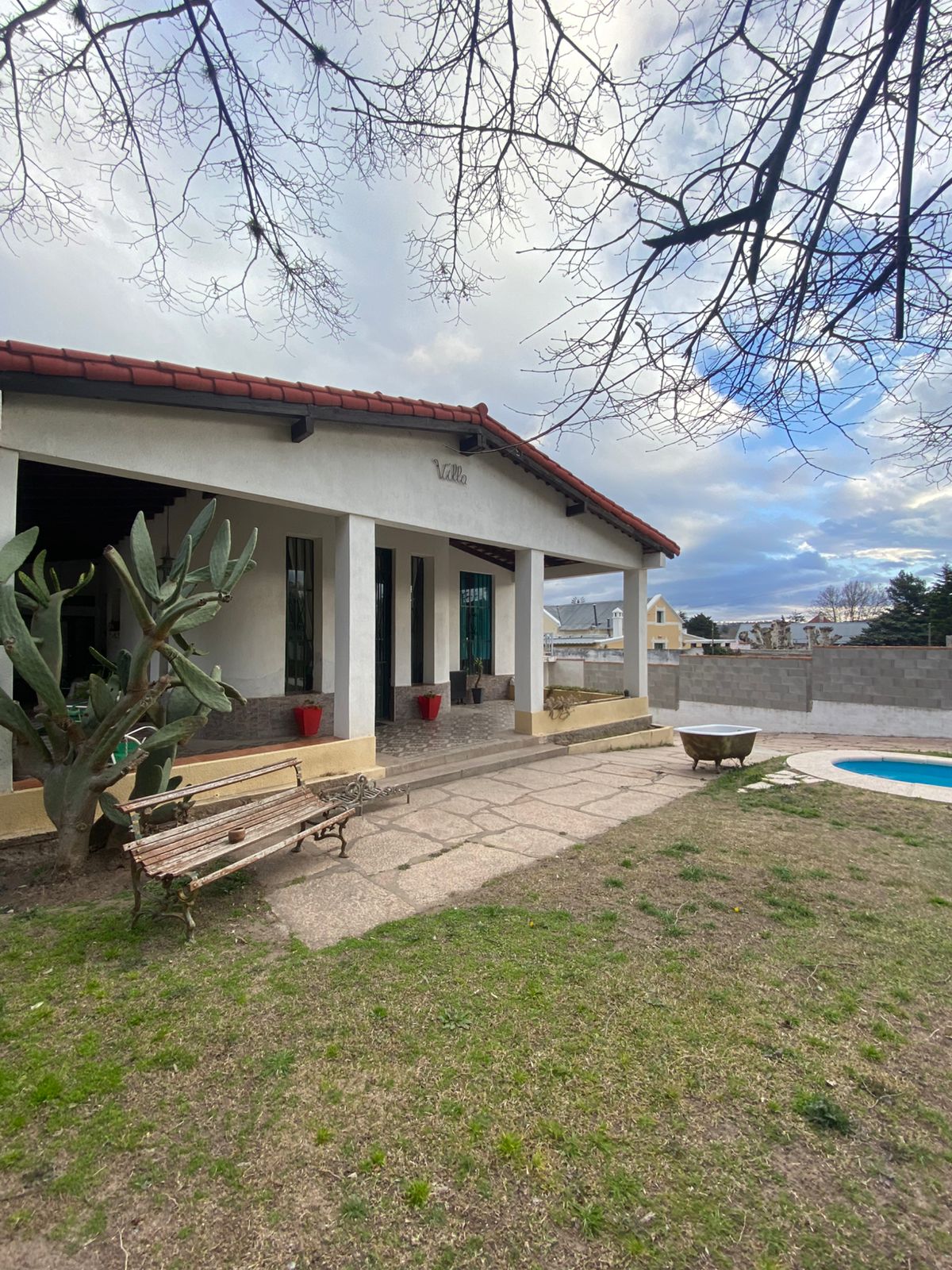 OPORTUNIDAD DE INVERSIÓN Y EMPRENDIMIENTO, CASONA  2 UNIDADES HABITACIONALES CON TODOS LOS SERVICIOS EN PLENO CENTRO DE HUERTA GANDE, PROVINCIA DE CÓR