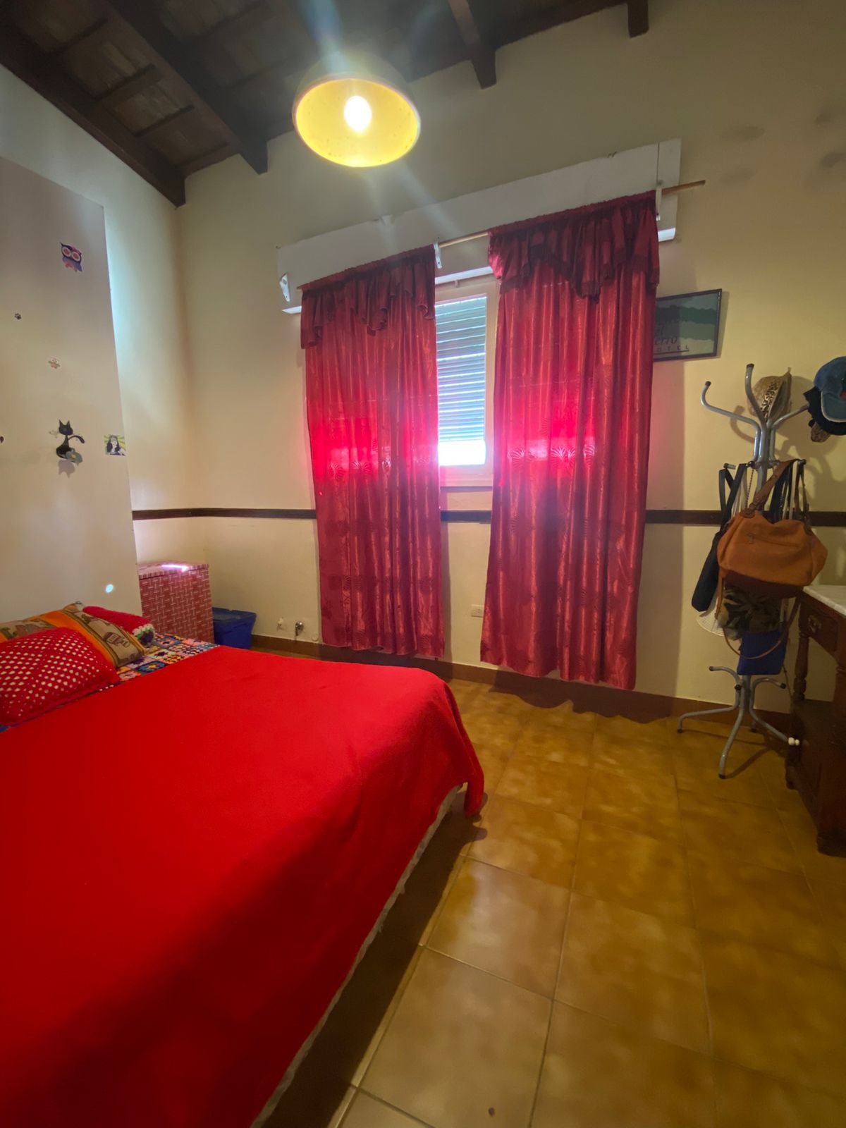 OPORTUNIDAD DE INVERSIÓN Y EMPRENDIMIENTO, CASONA  2 UNIDADES HABITACIONALES CON TODOS LOS SERVICIOS EN PLENO CENTRO DE HUERTA GANDE, PROVINCIA DE CÓR