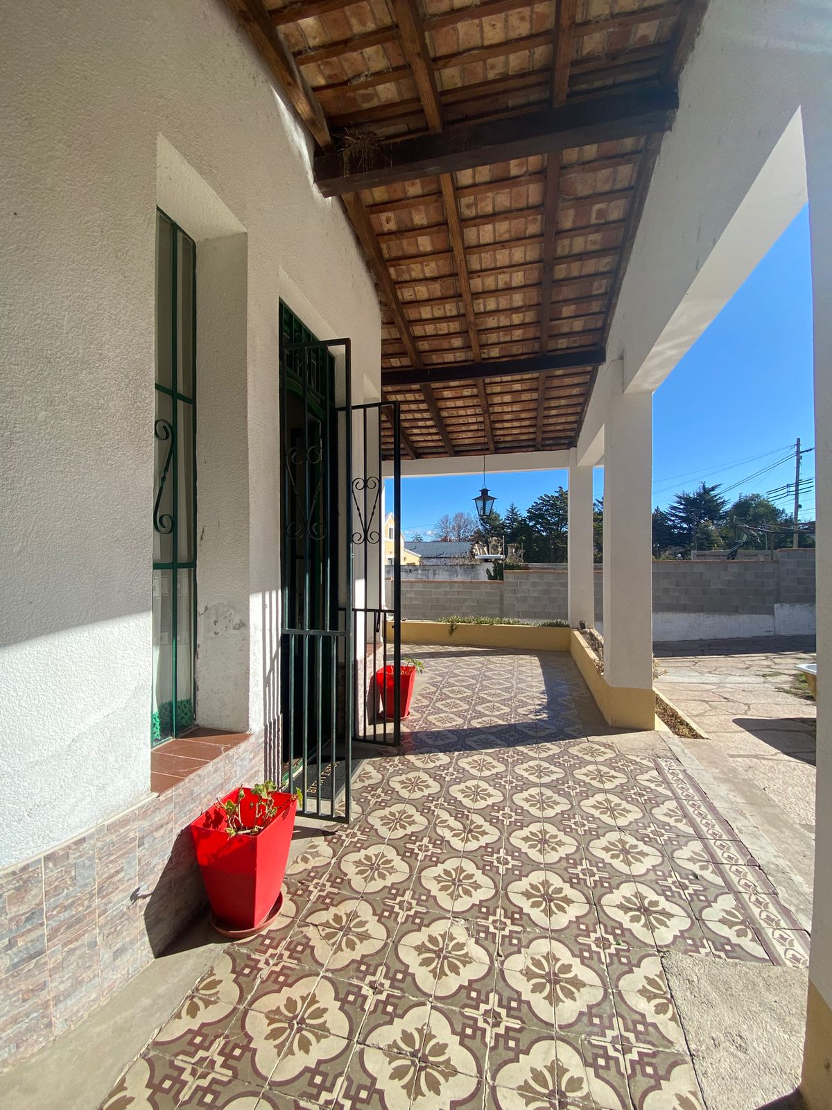 OPORTUNIDAD DE INVERSIÓN Y EMPRENDIMIENTO, CASONA  2 UNIDADES HABITACIONALES CON TODOS LOS SERVICIOS EN PLENO CENTRO DE HUERTA GANDE, PROVINCIA DE CÓR