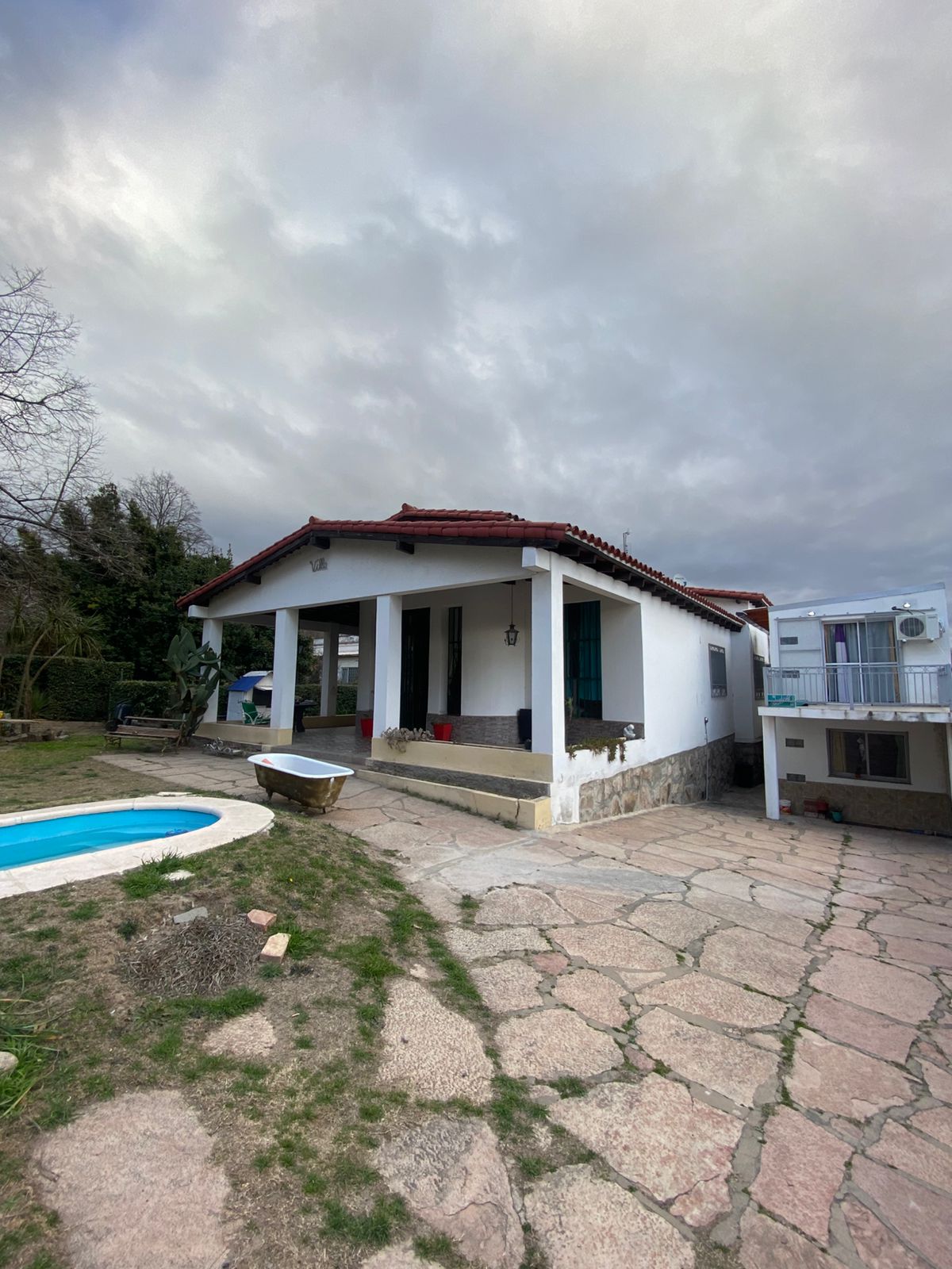 OPORTUNIDAD DE INVERSIÓN Y EMPRENDIMIENTO, CASONA  2 UNIDADES HABITACIONALES CON TODOS LOS SERVICIOS EN PLENO CENTRO DE HUERTA GANDE, PROVINCIA DE CÓR