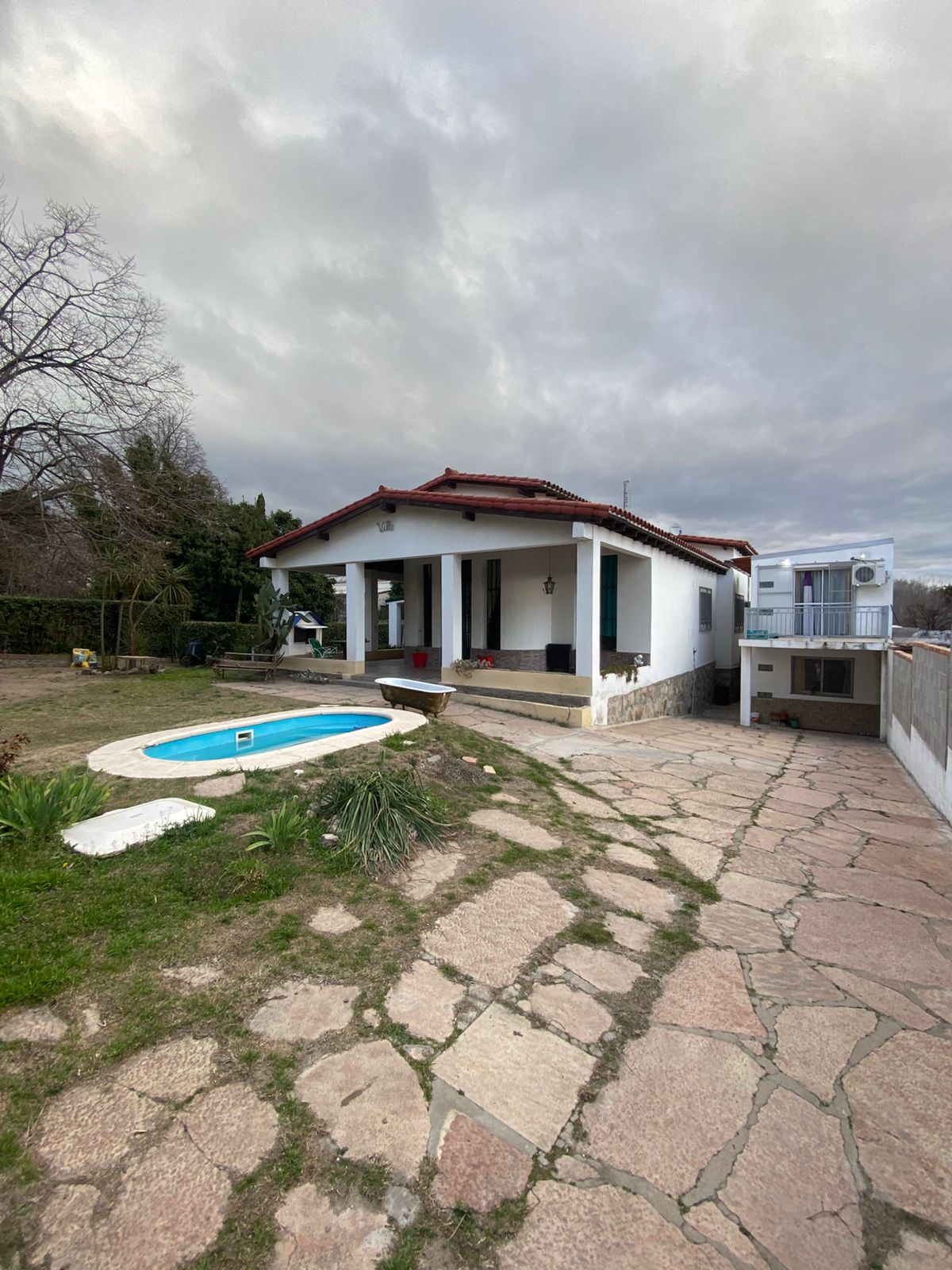 OPORTUNIDAD DE INVERSIÓN Y EMPRENDIMIENTO, CASONA  2 UNIDADES HABITACIONALES CON TODOS LOS SERVICIOS EN PLENO CENTRO DE HUERTA GANDE, PROVINCIA DE CÓR