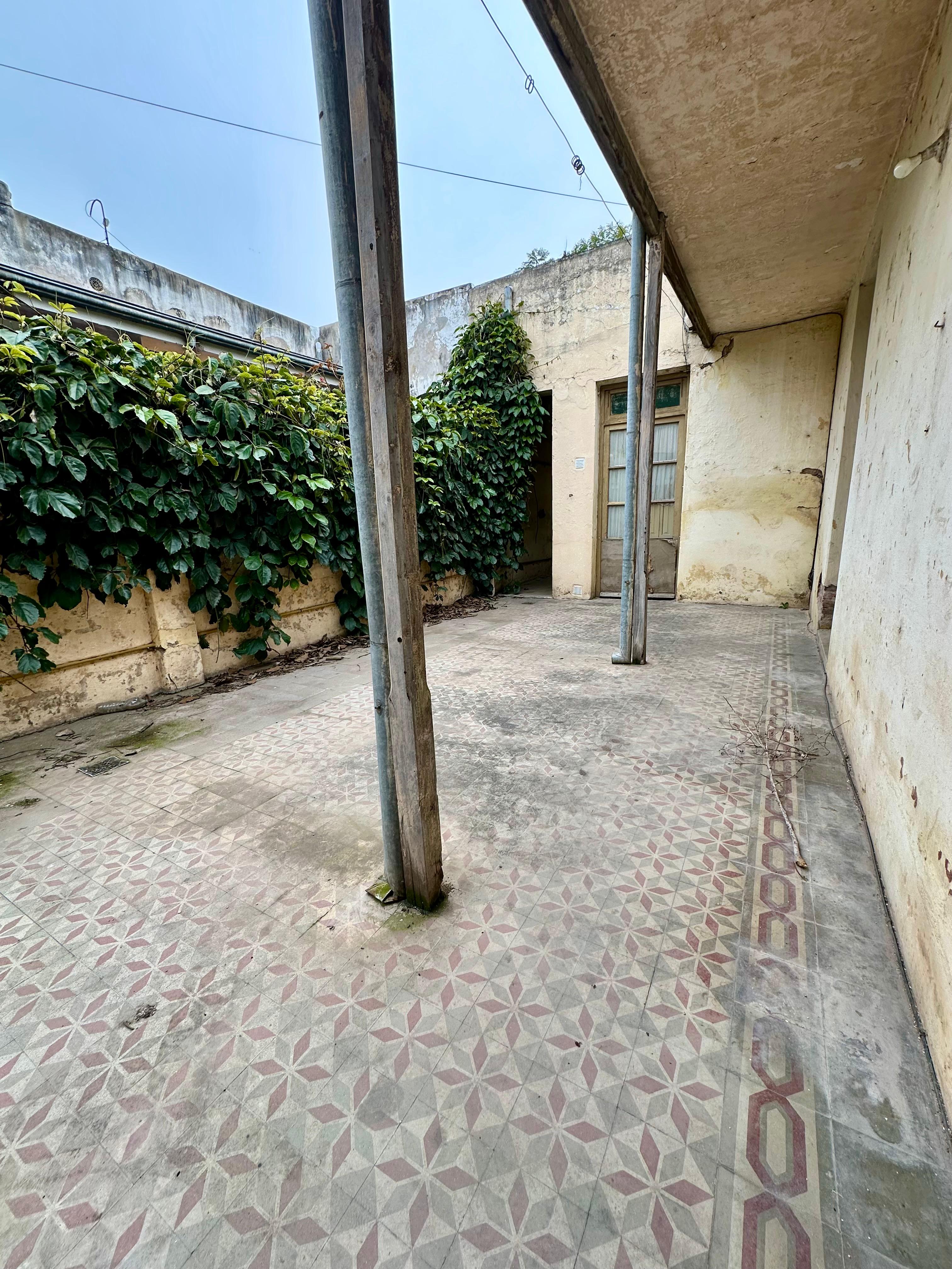 Casa a refaccionar o demoler en Barrio San Vicente