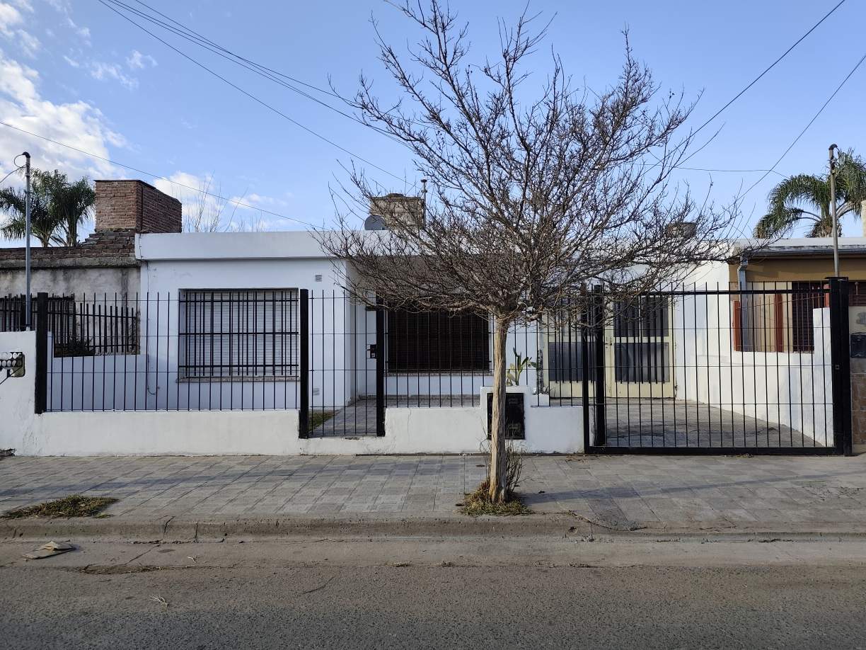 MUDATE AHORA A CENTRO AMERICA! CASA DE DOS DORM A PASOS DE AV. PARRAVICINI