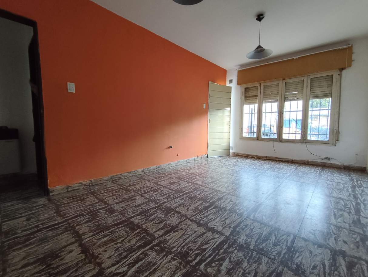 MUDATE AHORA A CENTRO AMERICA! CASA DE DOS DORM A PASOS DE AV. PARRAVICINI