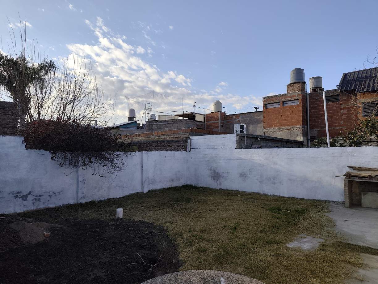 MUDATE AHORA A CENTRO AMERICA! CASA DE DOS DORM A PASOS DE AV. PARRAVICINI