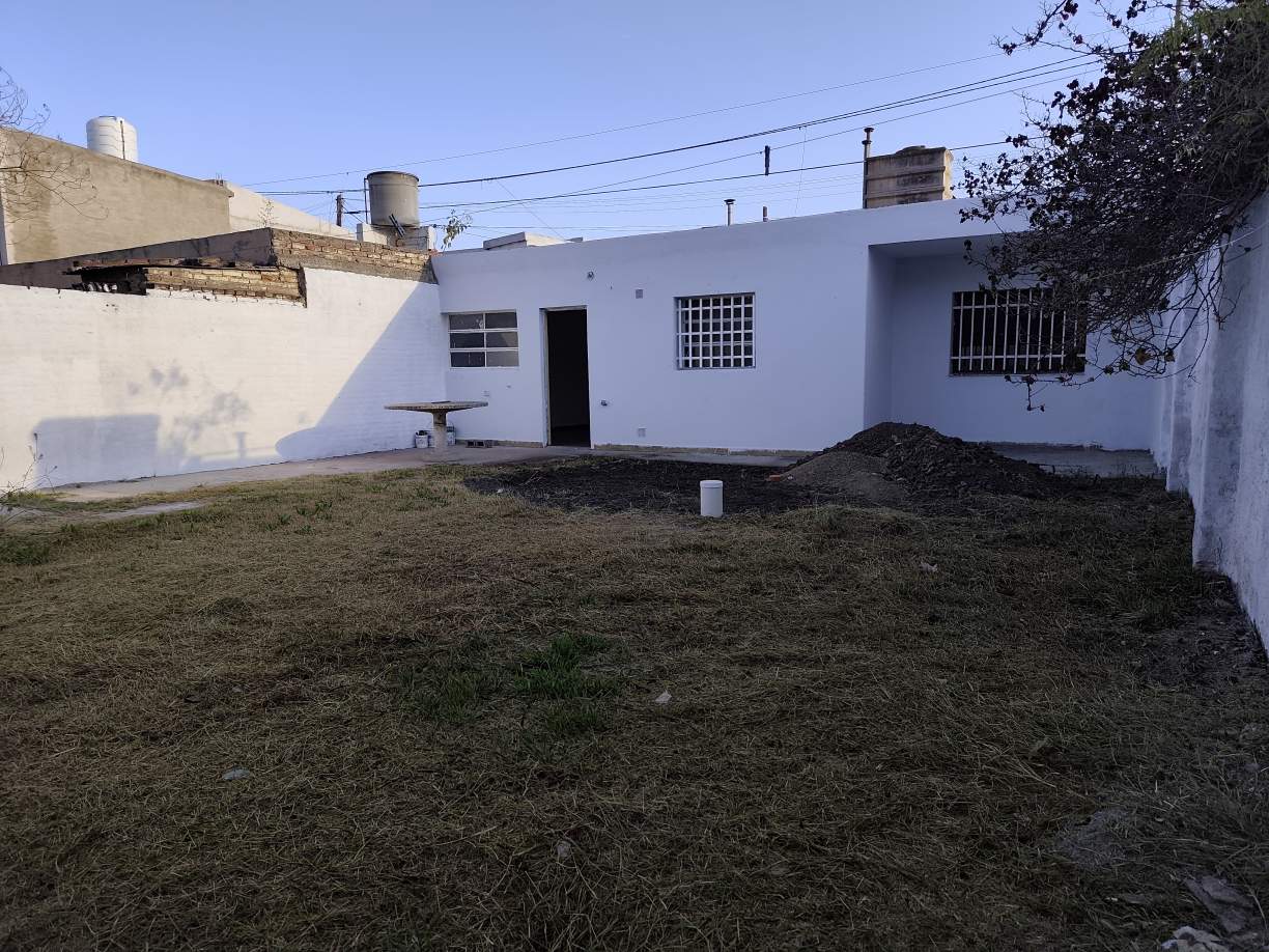MUDATE AHORA A CENTRO AMERICA! CASA DE DOS DORM A PASOS DE AV. PARRAVICINI