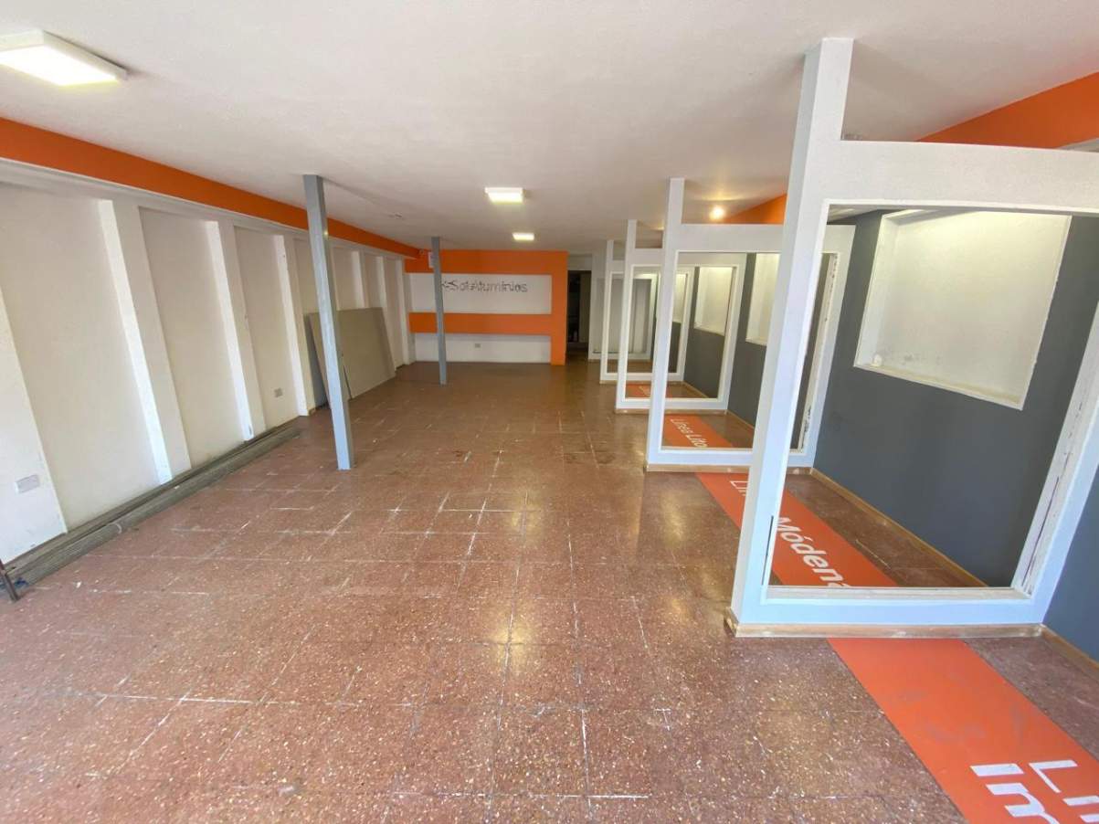 Alquiler de local Zona muy comercial en pleno ctro Alvear 615 zona construccin