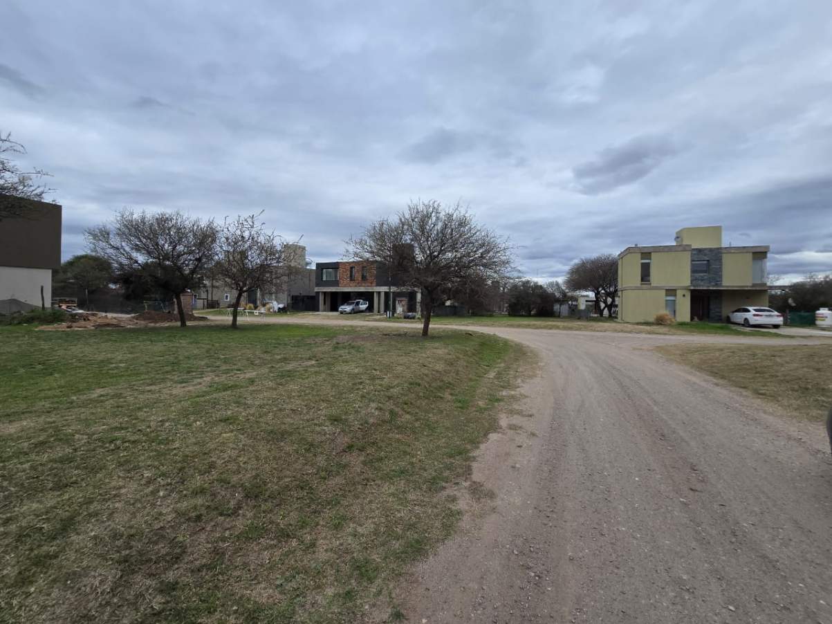 LOTE en Zona ALTA y Plana, Listo para Construir !!   ZONA CONSOLIDADA!!