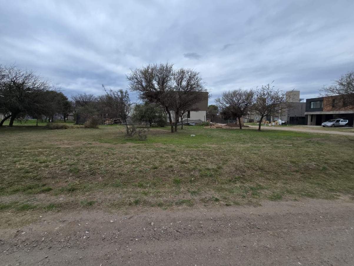 LOTE en Zona ALTA y Plana, Listo para Construir !!   ZONA CONSOLIDADA!!