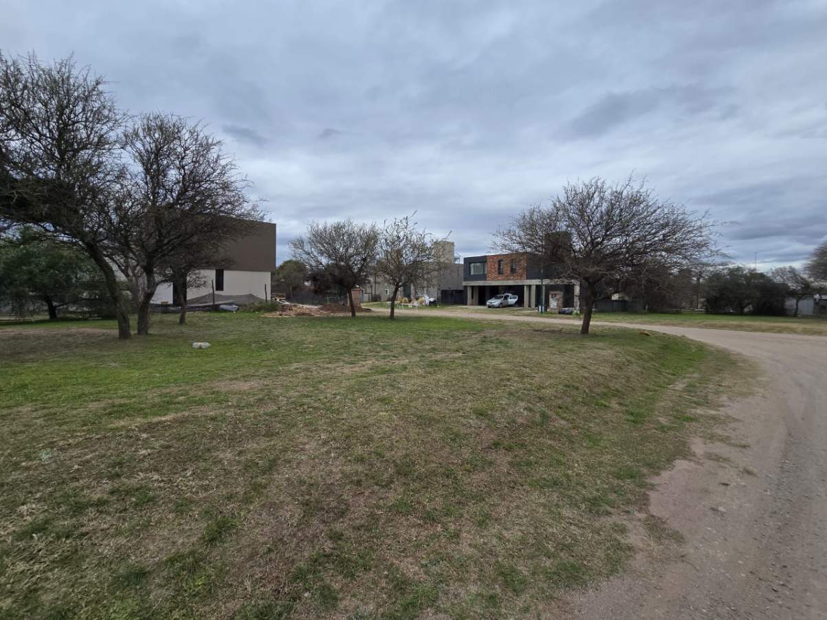 LOTE en Zona ALTA y Plana, Listo para Construir !!   ZONA CONSOLIDADA!!