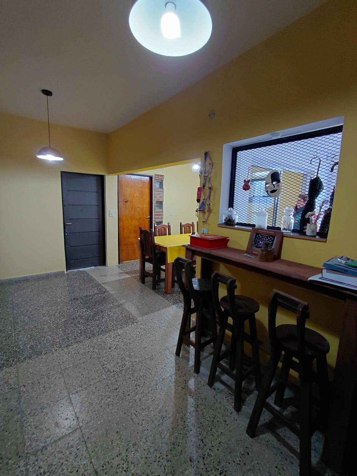 VENDO CASA 4 DORMITORIOS- APTA CREDITO HIPOTECARIO -BARRIO PRIMERO DE MAYO