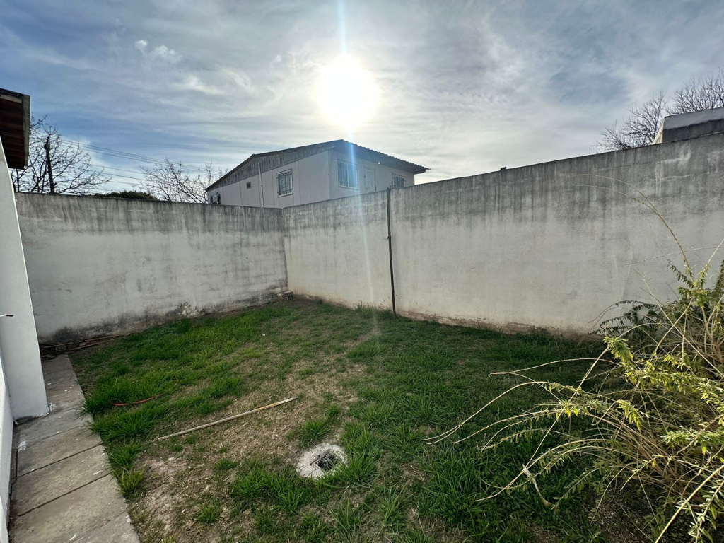 Casa en alquiler en B Inaudi 2 dormitorios