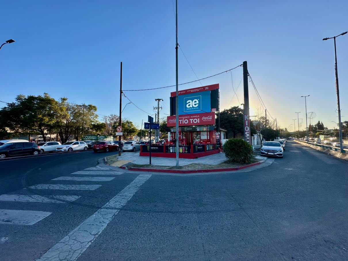 VENTA PROPIEDAD EXCLUSIVA FRENTE A MUJER URBANA