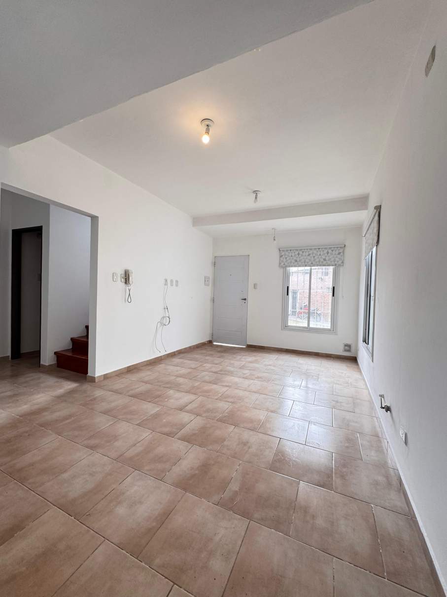DUPLEX E MINUTOS DEL CENTRO - 1DORM C ESCR Y C COCHERA y PATIO CON ASADOR!- LO VEMOS?