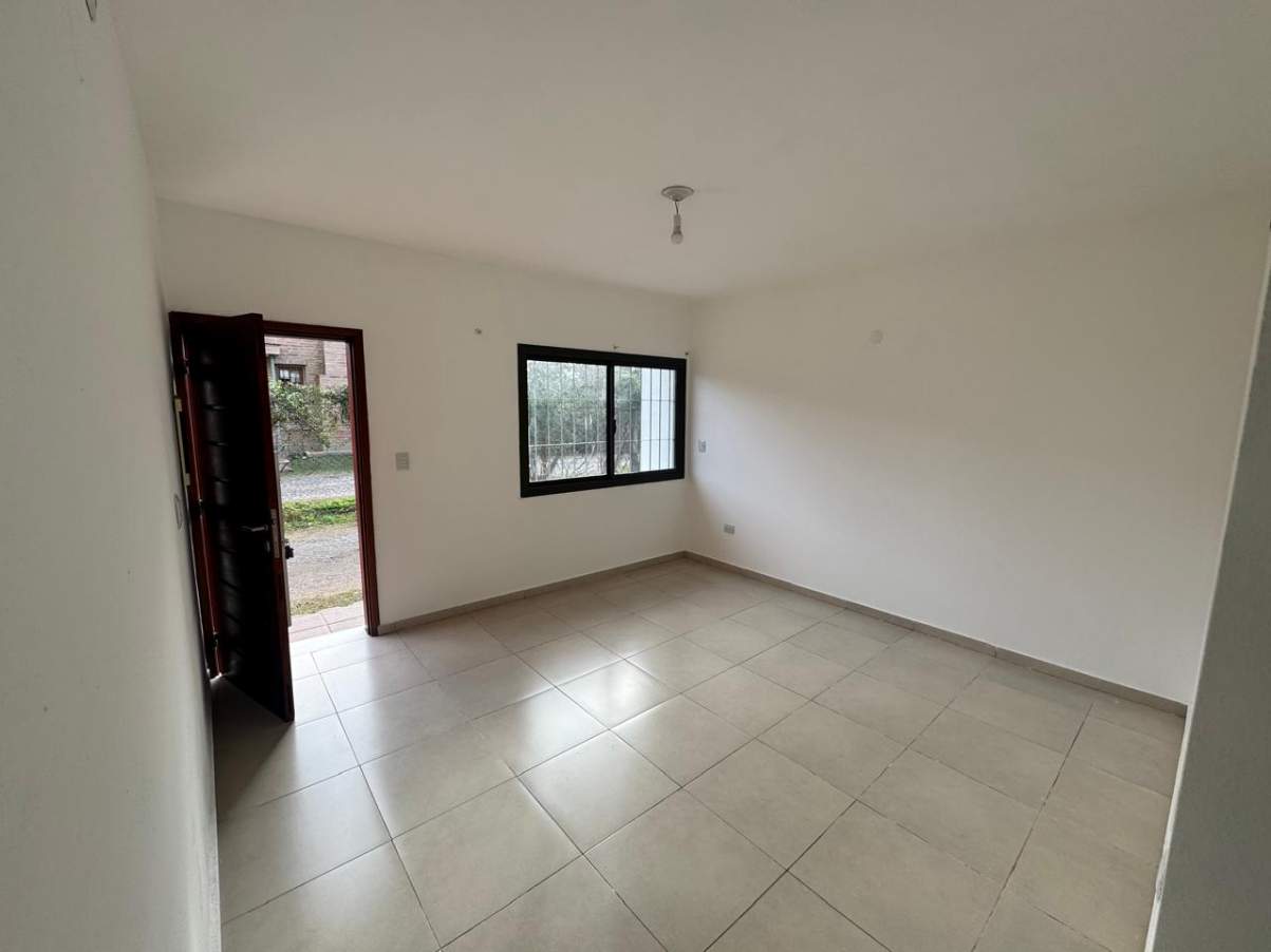 B ARGUELLO, DUPLEX 3 DORM COMPLEJO CERRADO.