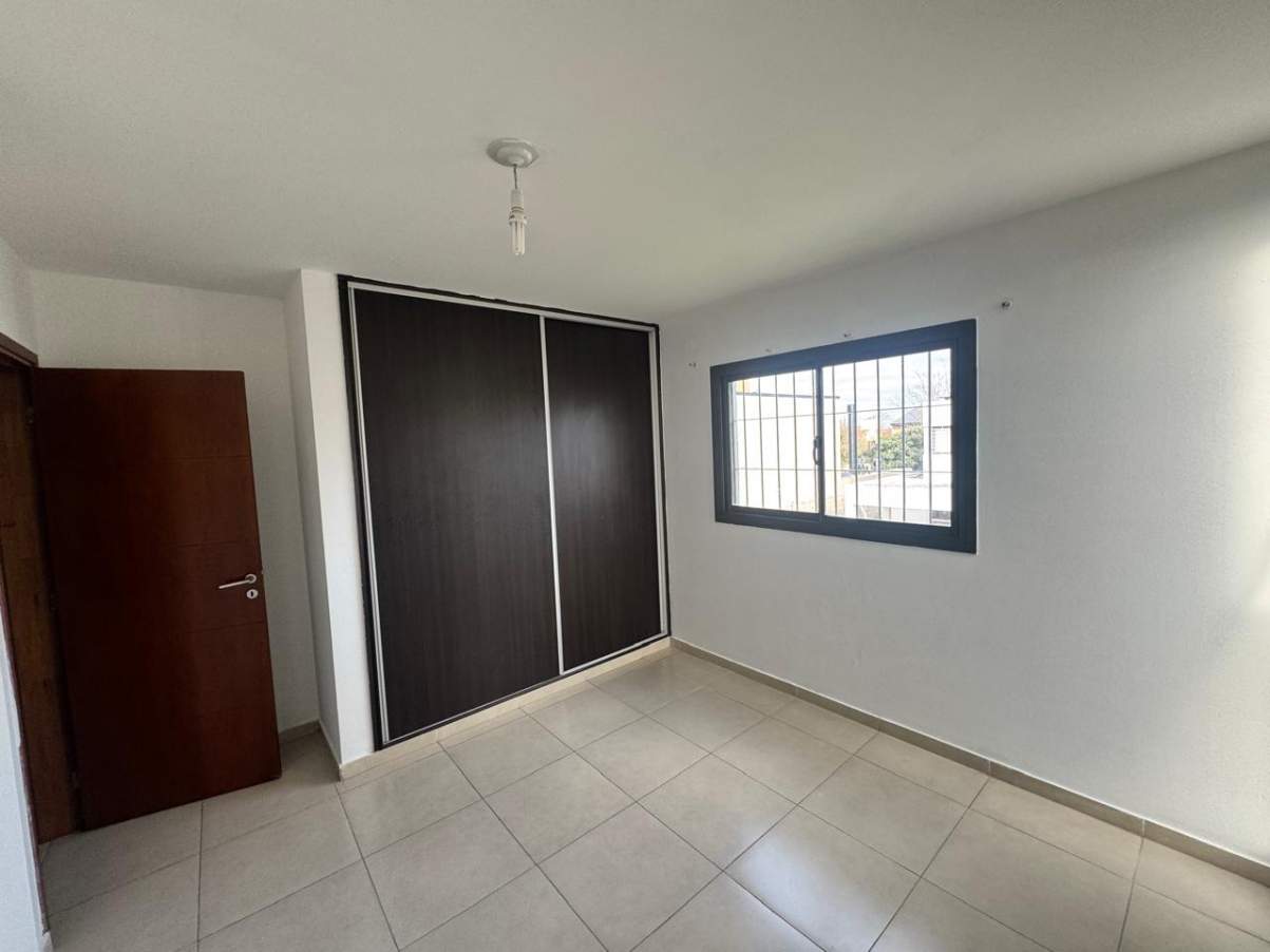 B ARGUELLO, DUPLEX 3 DORM COMPLEJO CERRADO.