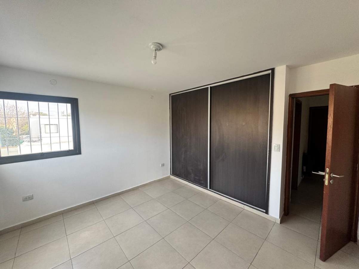 B ARGUELLO, DUPLEX 3 DORM COMPLEJO CERRADO.