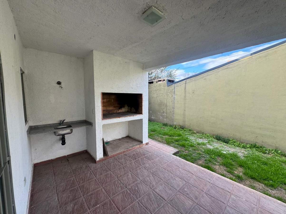 B ARGUELLO, DUPLEX 3 DORM COMPLEJO CERRADO.