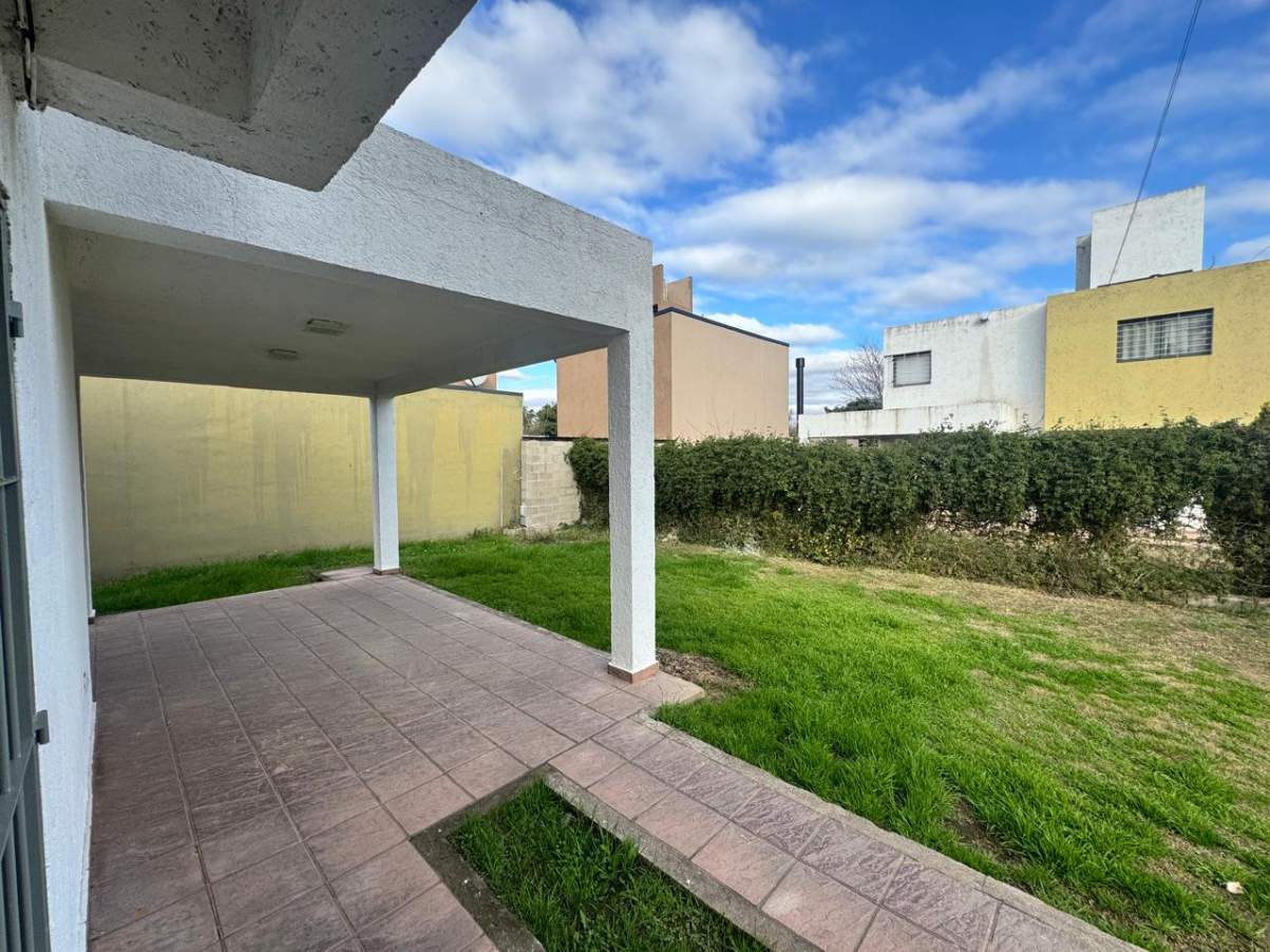 B ARGUELLO, DUPLEX 3 DORM COMPLEJO CERRADO.