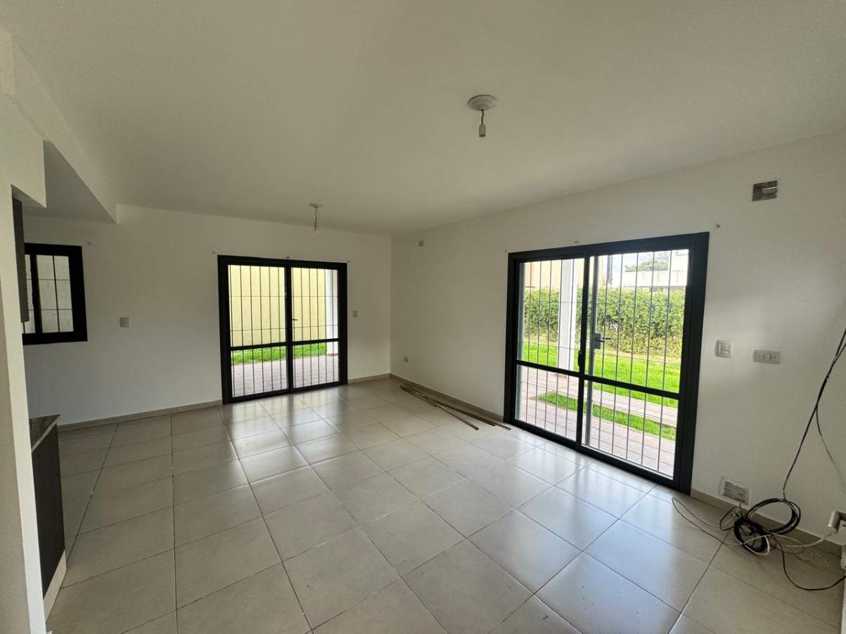 B ARGUELLO, DUPLEX 3 DORM COMPLEJO CERRADO.