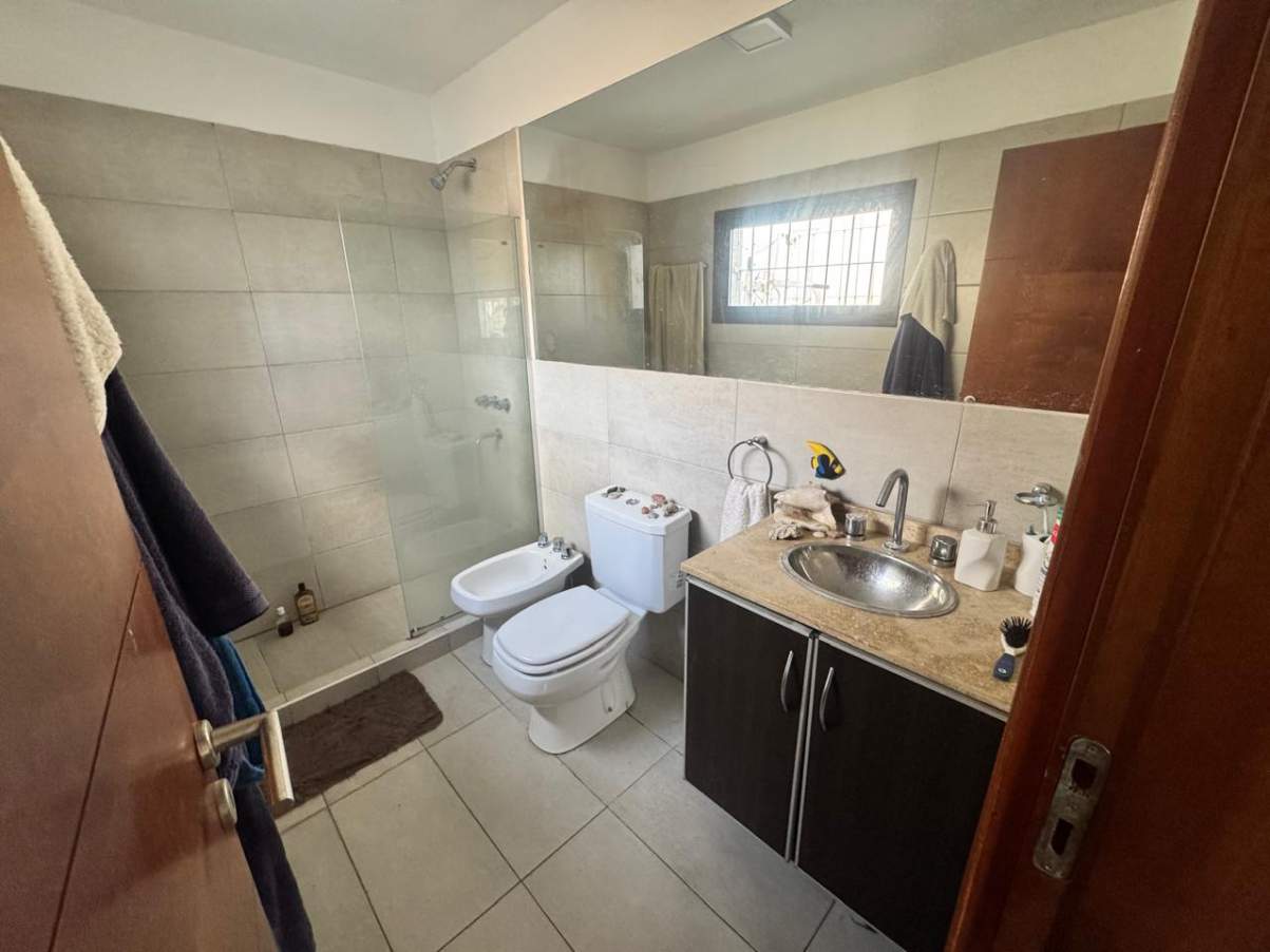 B ARGUELLO, DUPLEX 3 DORM COMPLEJO CERRADO.