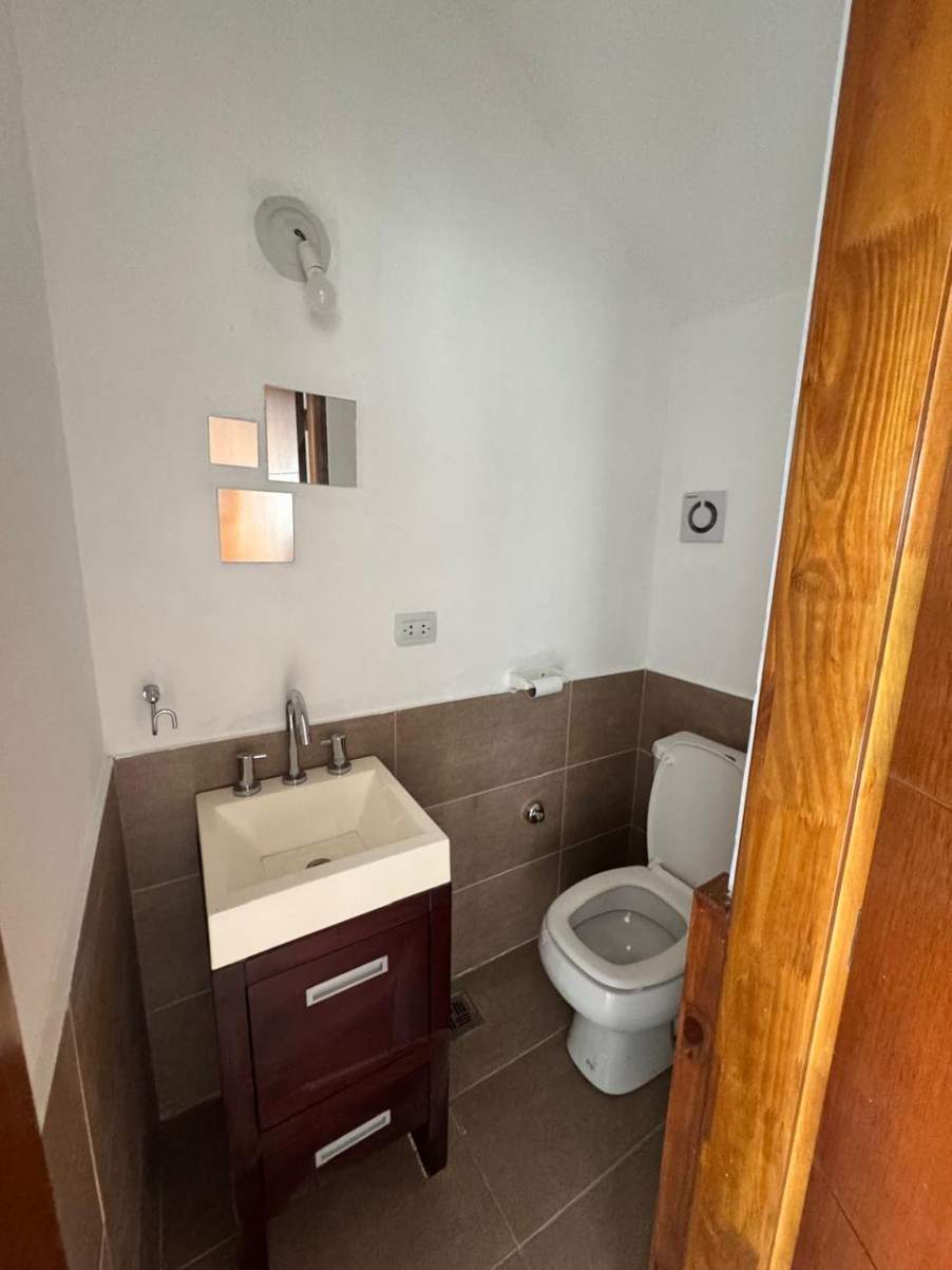 B ARGUELLO, DUPLEX 3 DORM COMPLEJO CERRADO.