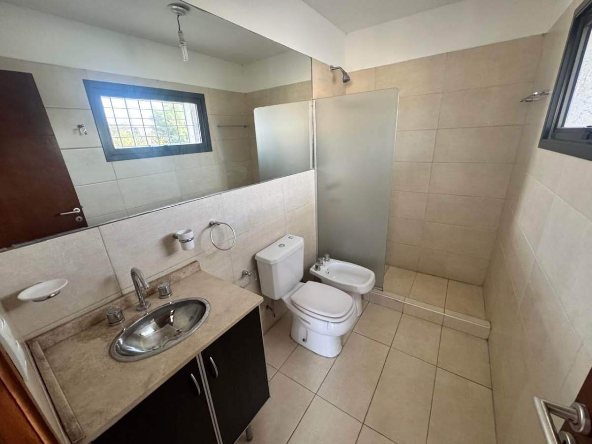 B ARGUELLO, DUPLEX 3 DORM COMPLEJO CERRADO.