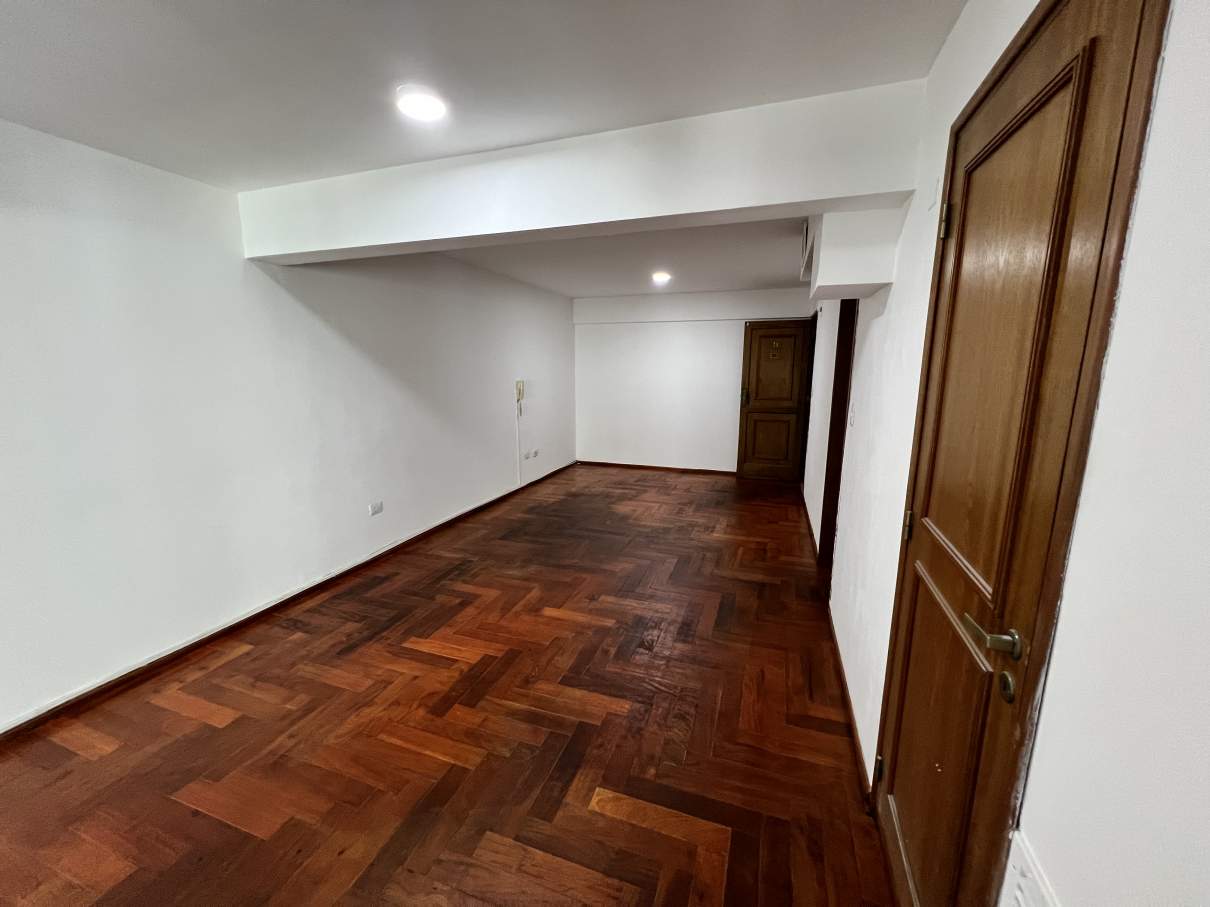 Piso Completo de Oficinas en Venta  Frente a Tribunales  Renta Fija