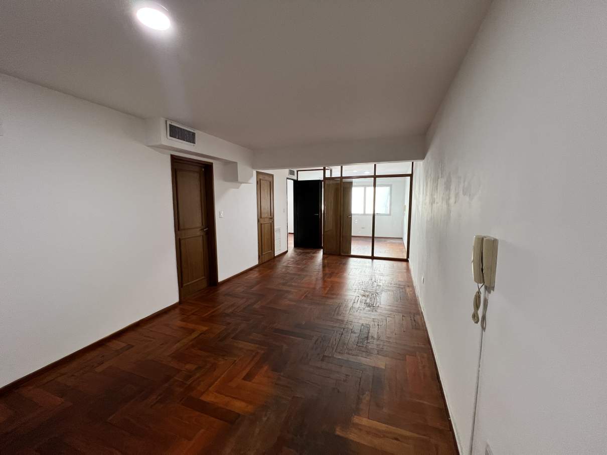 Piso Completo de Oficinas en Venta  Frente a Tribunales  Renta Fija