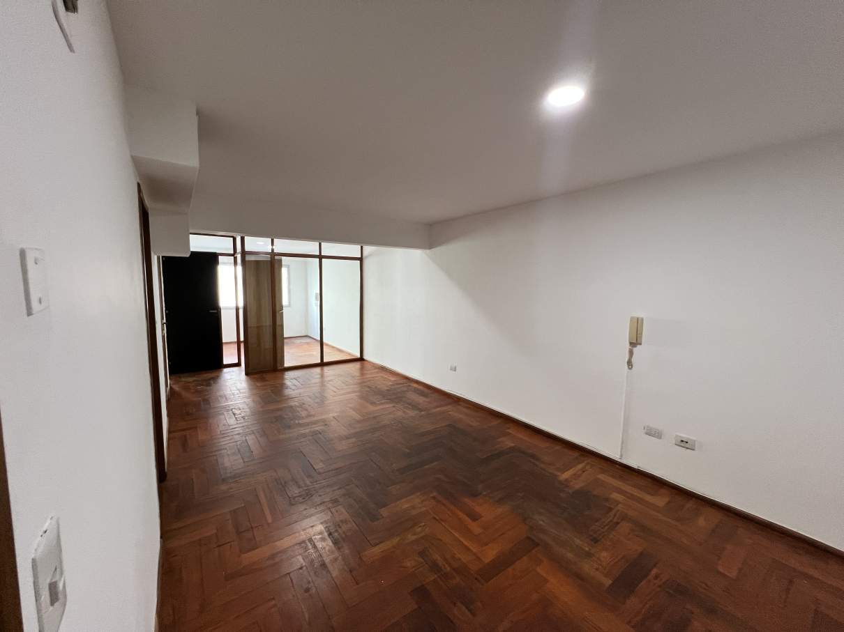 Piso Completo de Oficinas en Venta  Frente a Tribunales  Renta Fija