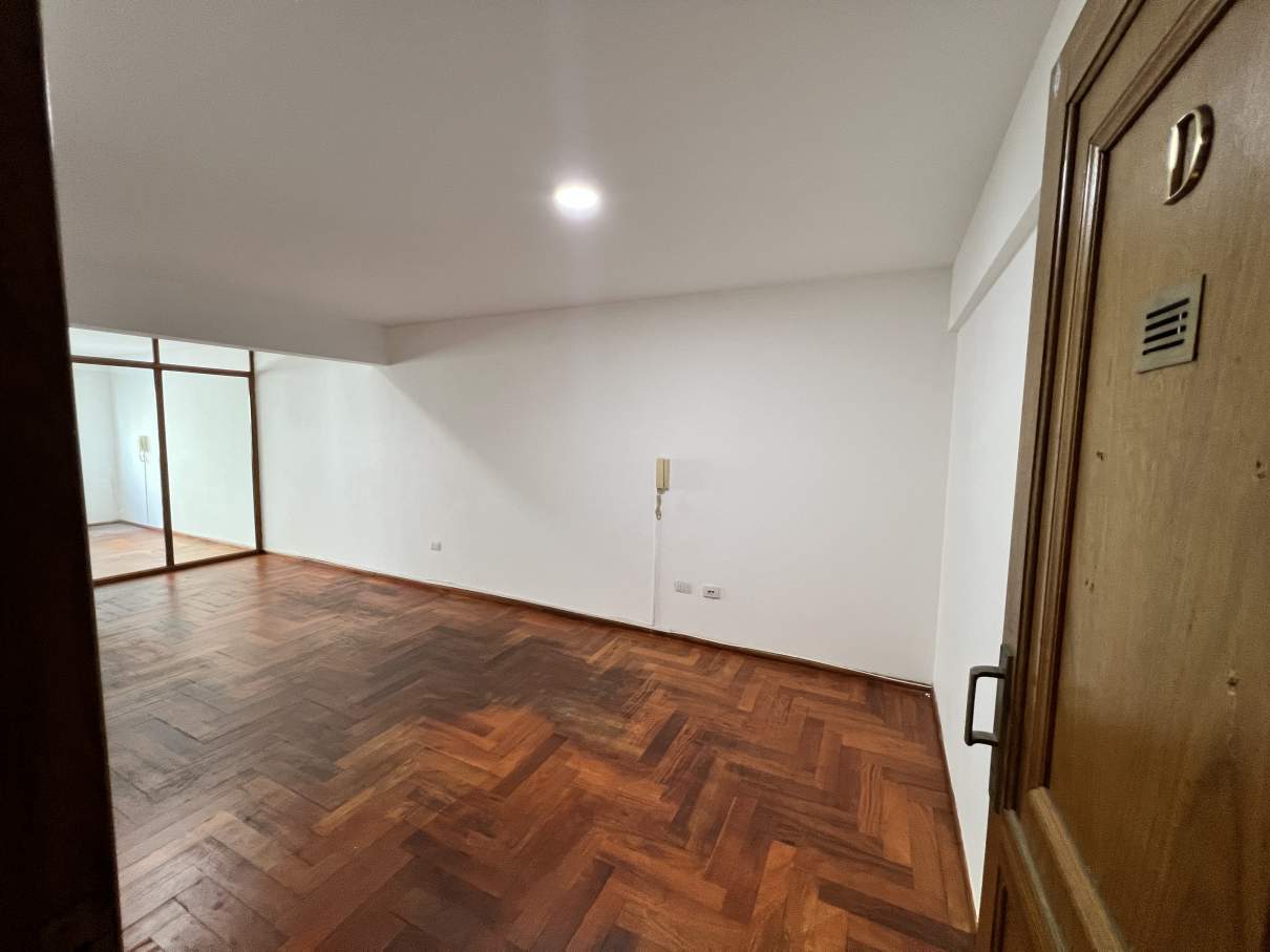 Piso Completo de Oficinas en Venta  Frente a Tribunales  Renta Fija